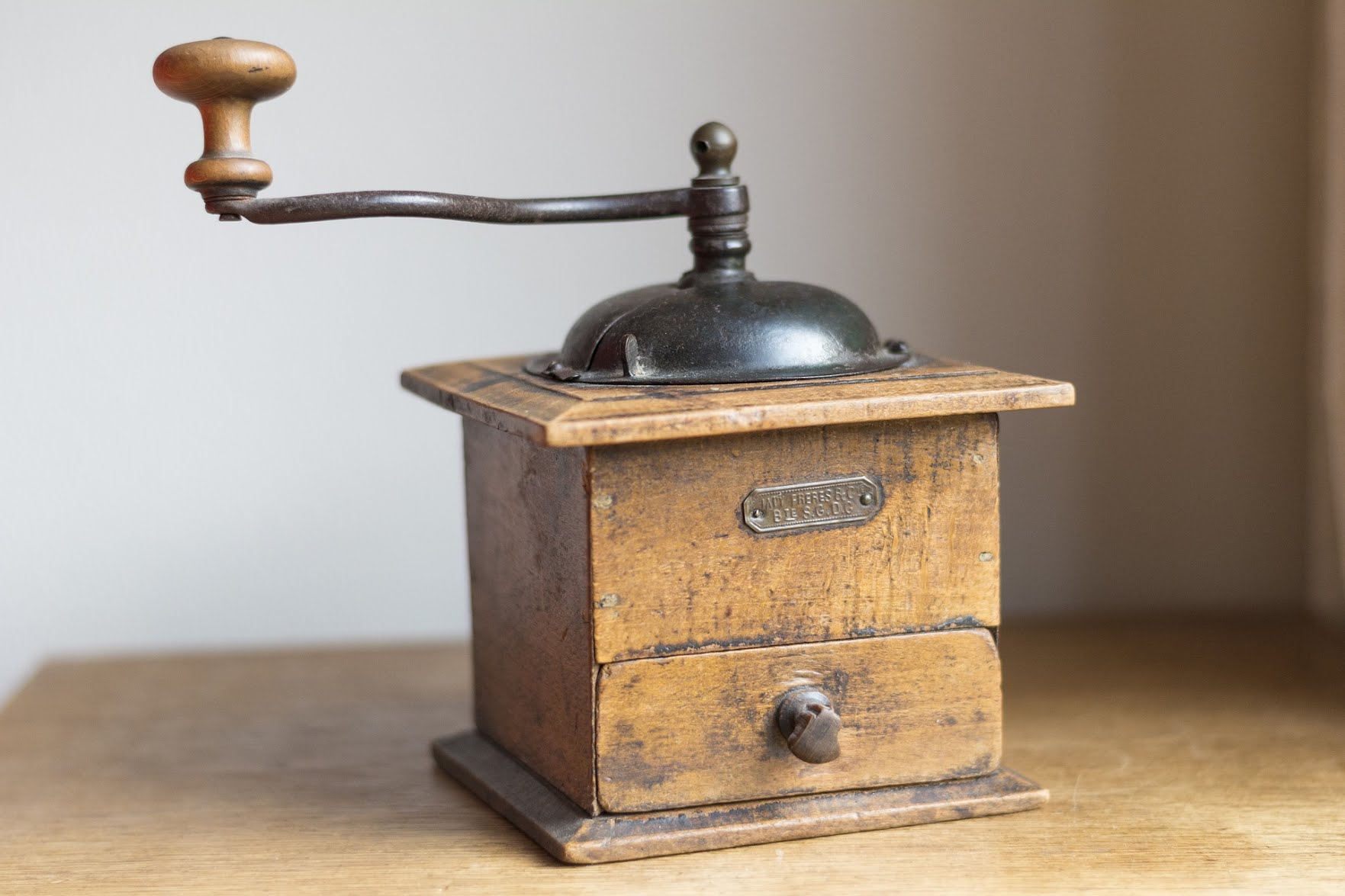 Ouderwetse koffiemolens: Tijdloze charme voor jouw koffie-ervaring