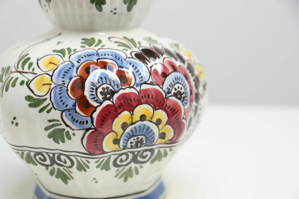 beschilderde vaas met bloemen