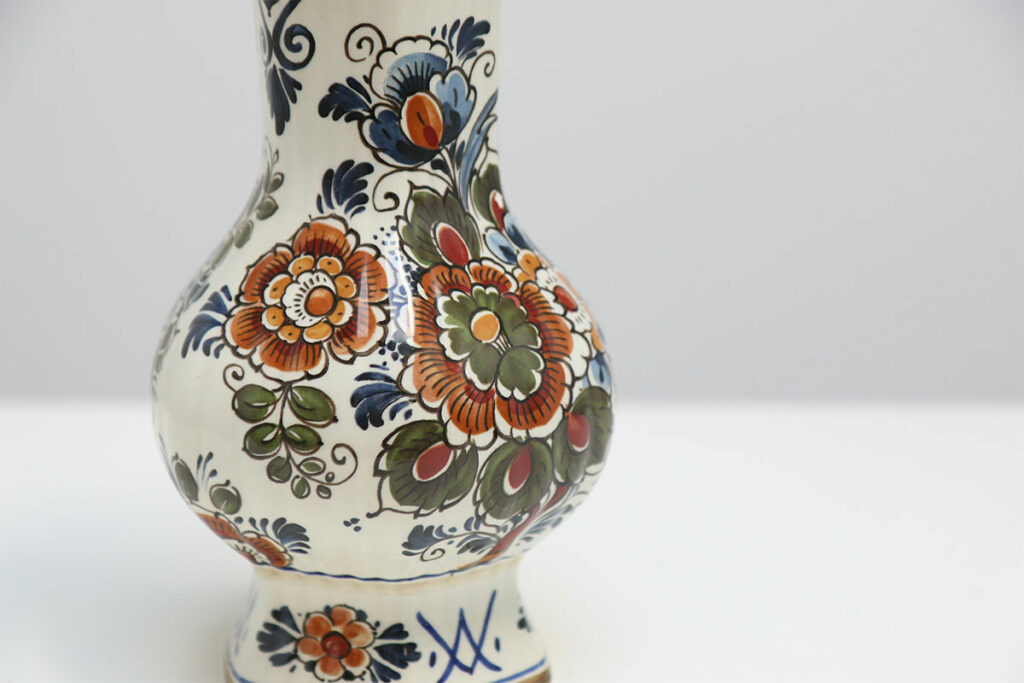 beschilderde vaas met bloemen