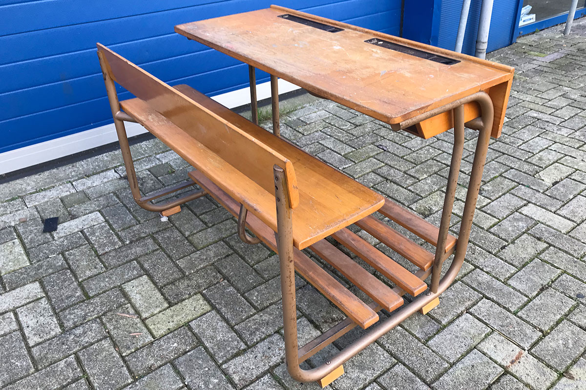 Oud schoolbankje
