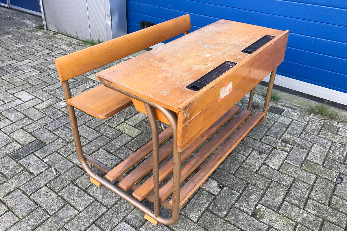 Ontdek De Charme van Vintage Schoolbankjes