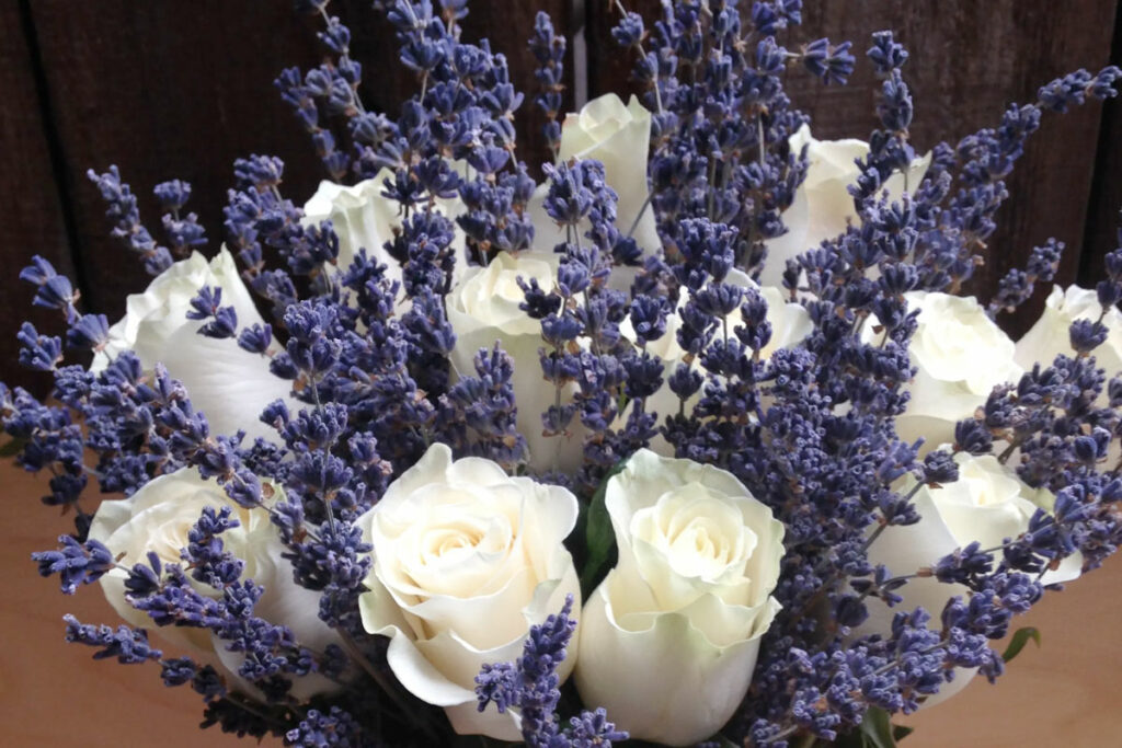 Rozen en lavendel boeket