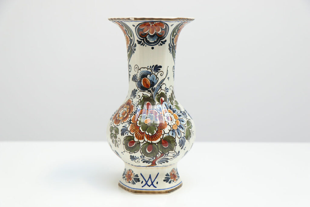 vaas met gekleurde bloemen erop