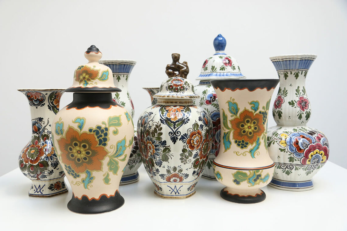 Vazen met gekleurde bloemen erop