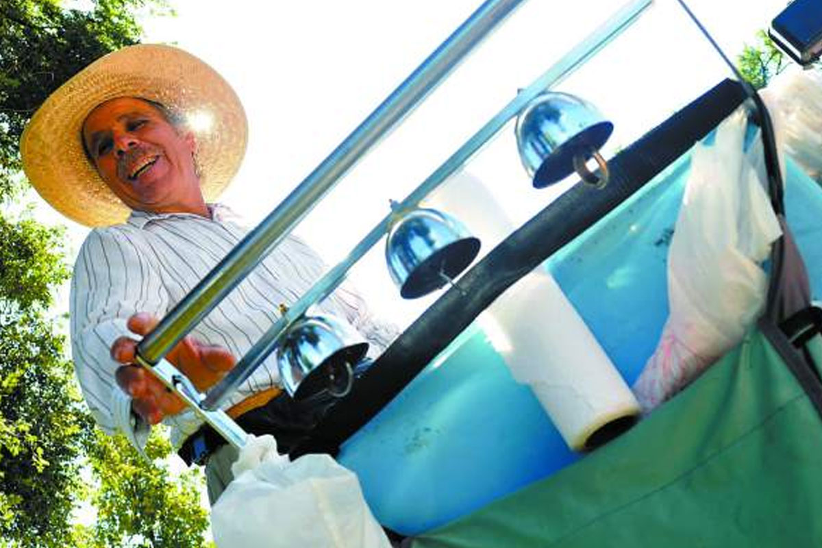 De ijscoman en zijn handbel