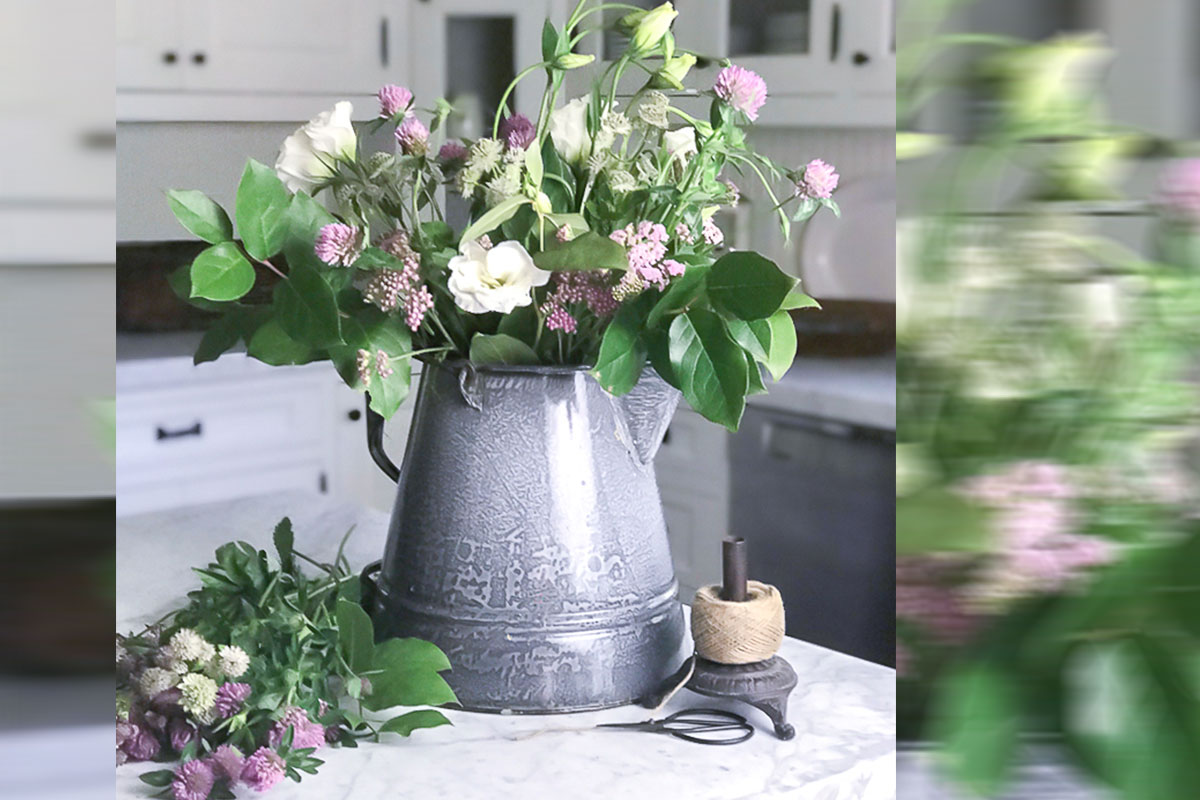 Bloemschikken in Brocante Vazen