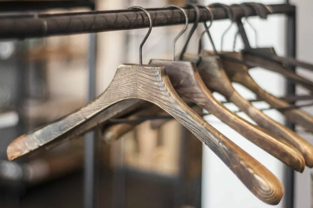 vintage kledinghangers hout