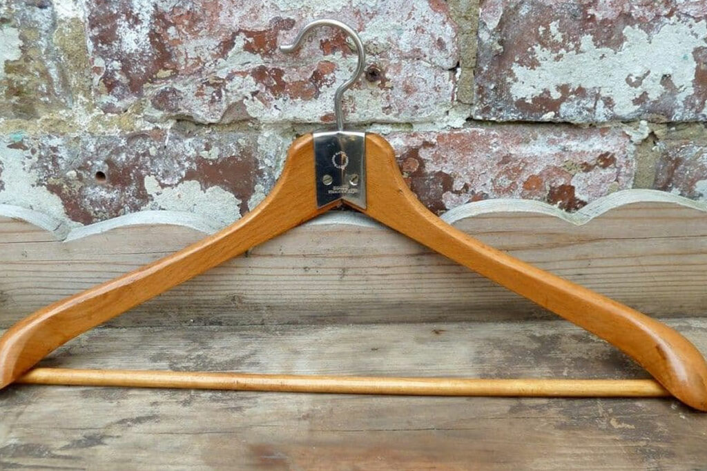 vintage kledinghangers hout