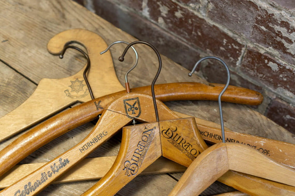 vintage kledinghangers hout