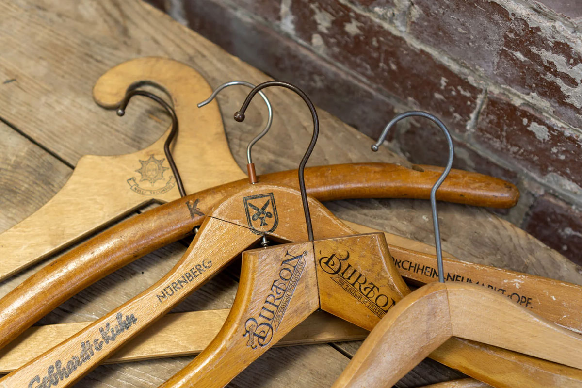 Vintage kledinghangers van hout