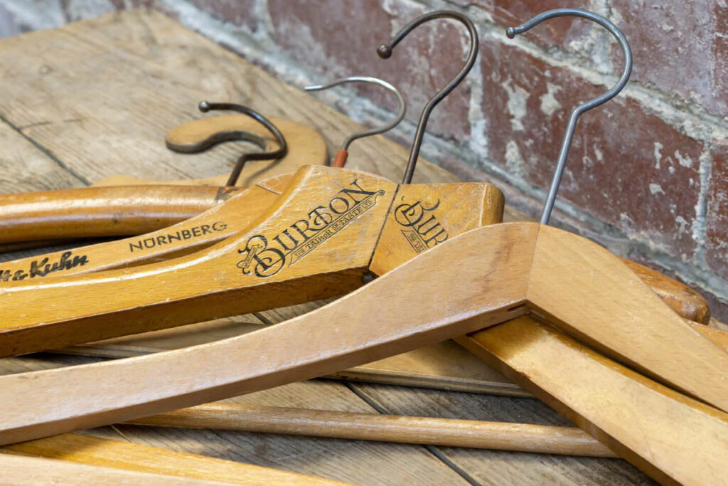 vintage kledinghangers hout