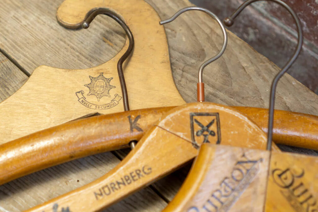 vintage kledinghangers hout