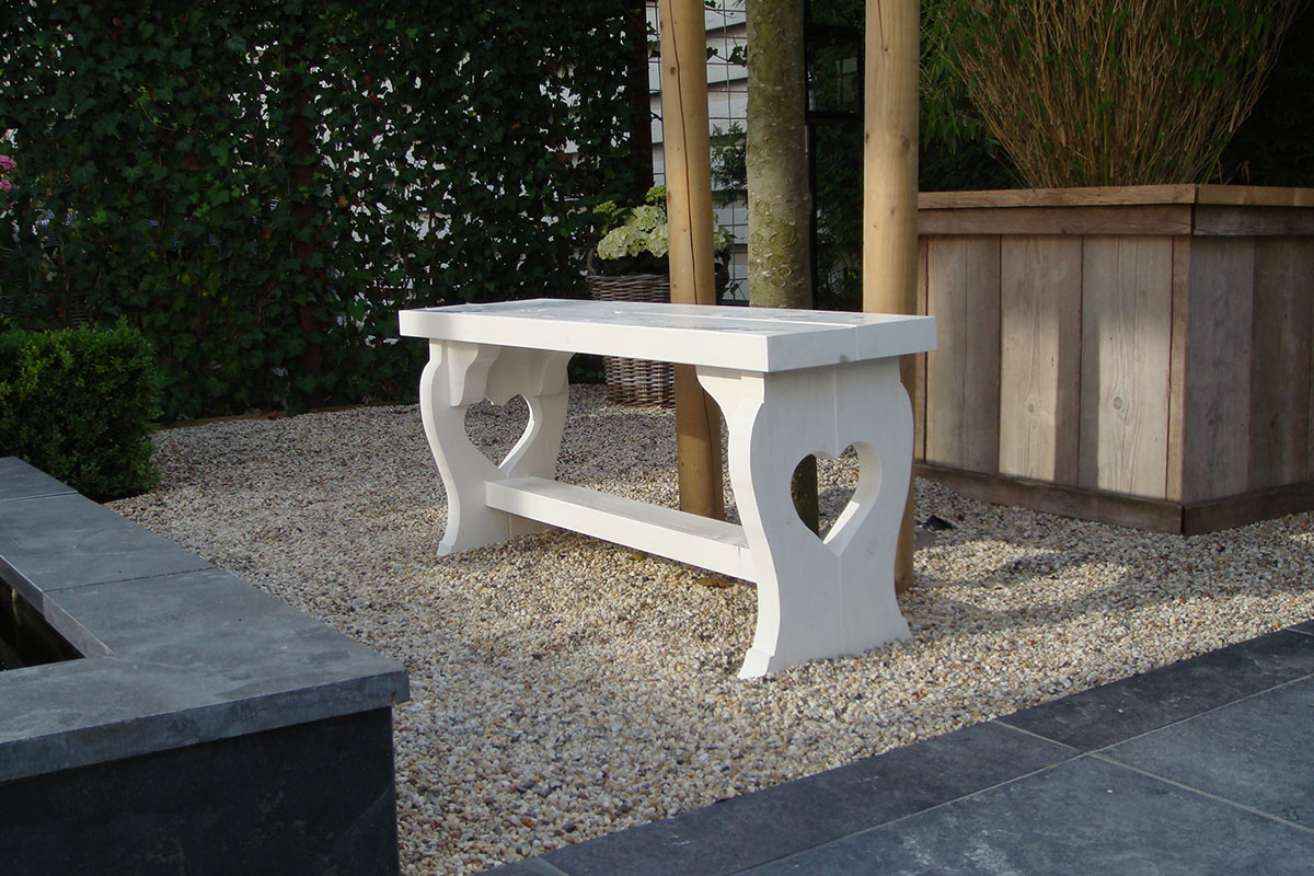 Houten tuinbankje met hart: een unieke blikvanger voor jouw tuin