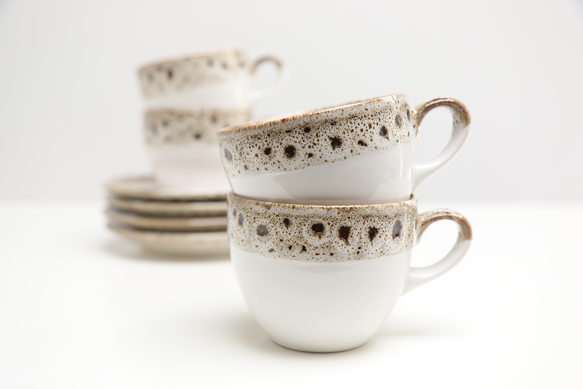 Vintage Servies Kopen bij Golden Dots: Ontdek de Tijdloze Charme van Retro Aardewerk