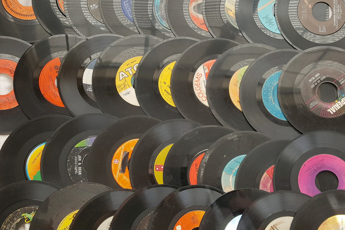 Hoe bewaar ik vinyl zonder hoes?