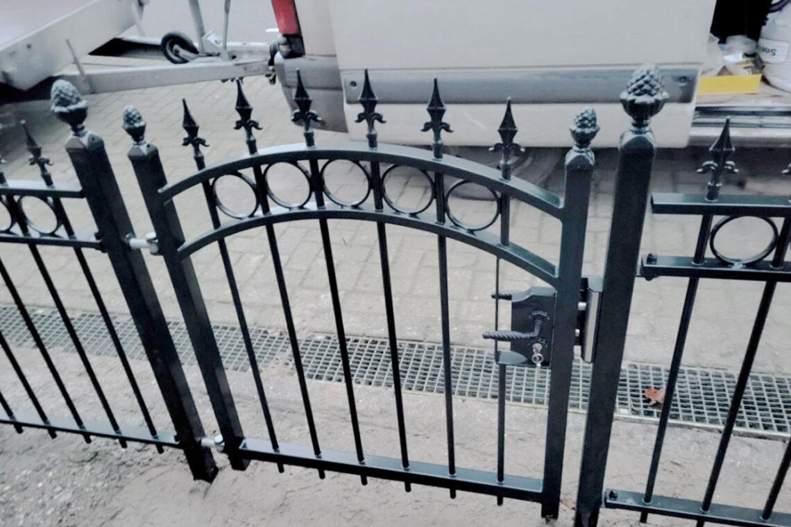 Hoe zet je een tuinhek vast