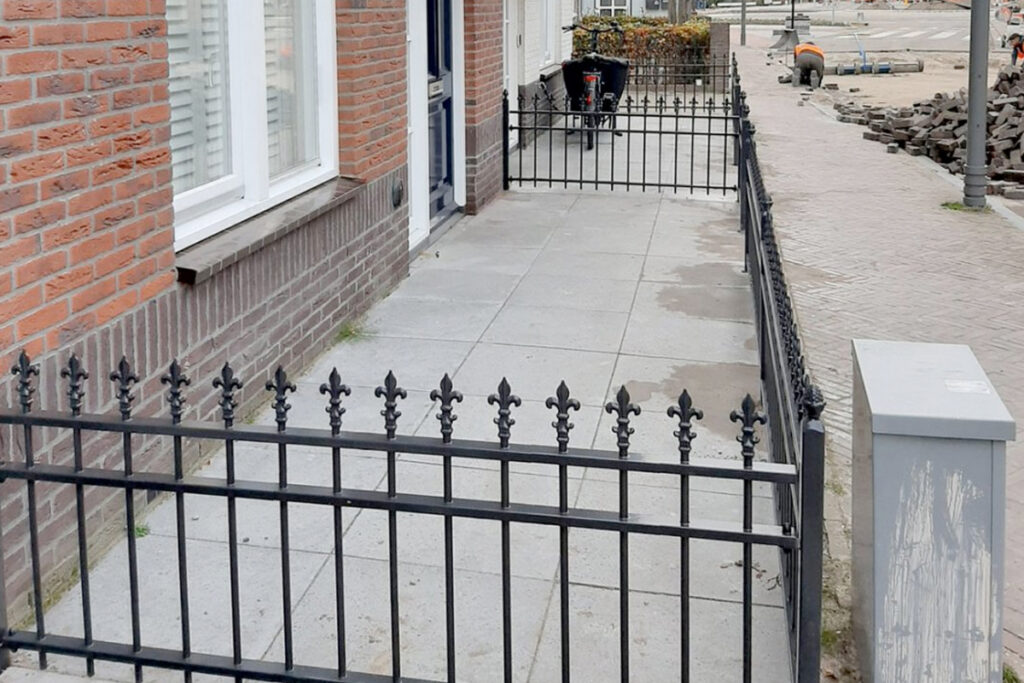 Hoe zet je een tuinhek vast