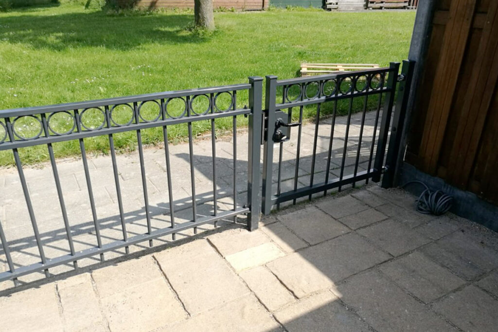 Hoe zet je een tuinhek vast