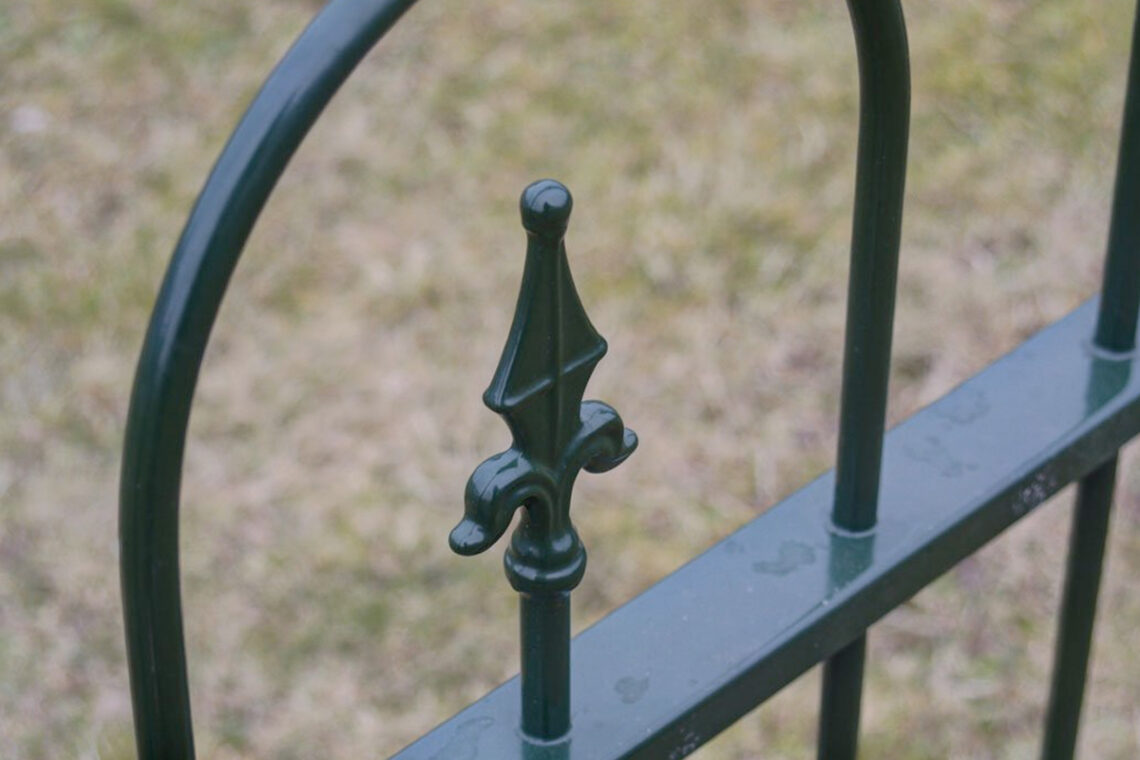 is een ijzeren of houten tuinhek het goedkoopste