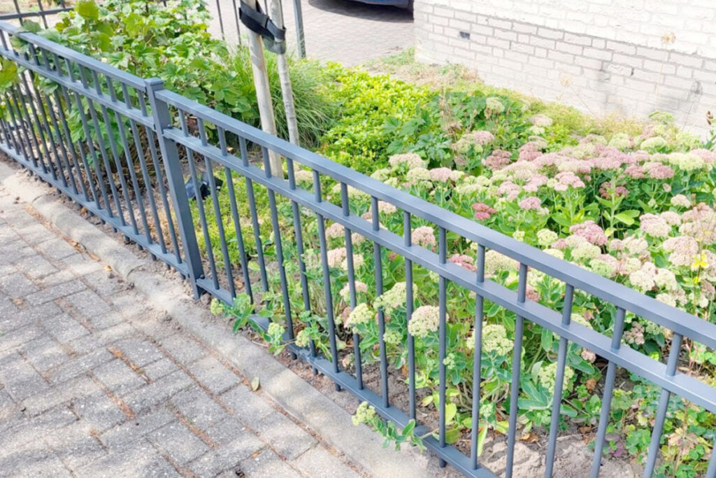 is een ijzeren of houten tuinhek het goedkoopste