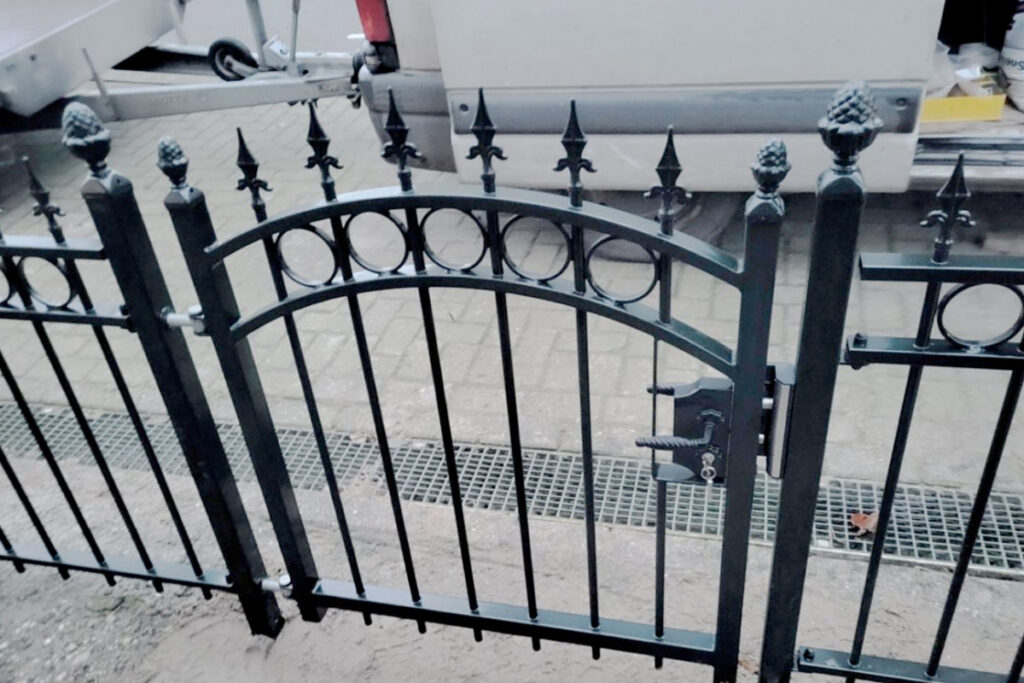 is een ijzeren of houten tuinhek het goedkoopste