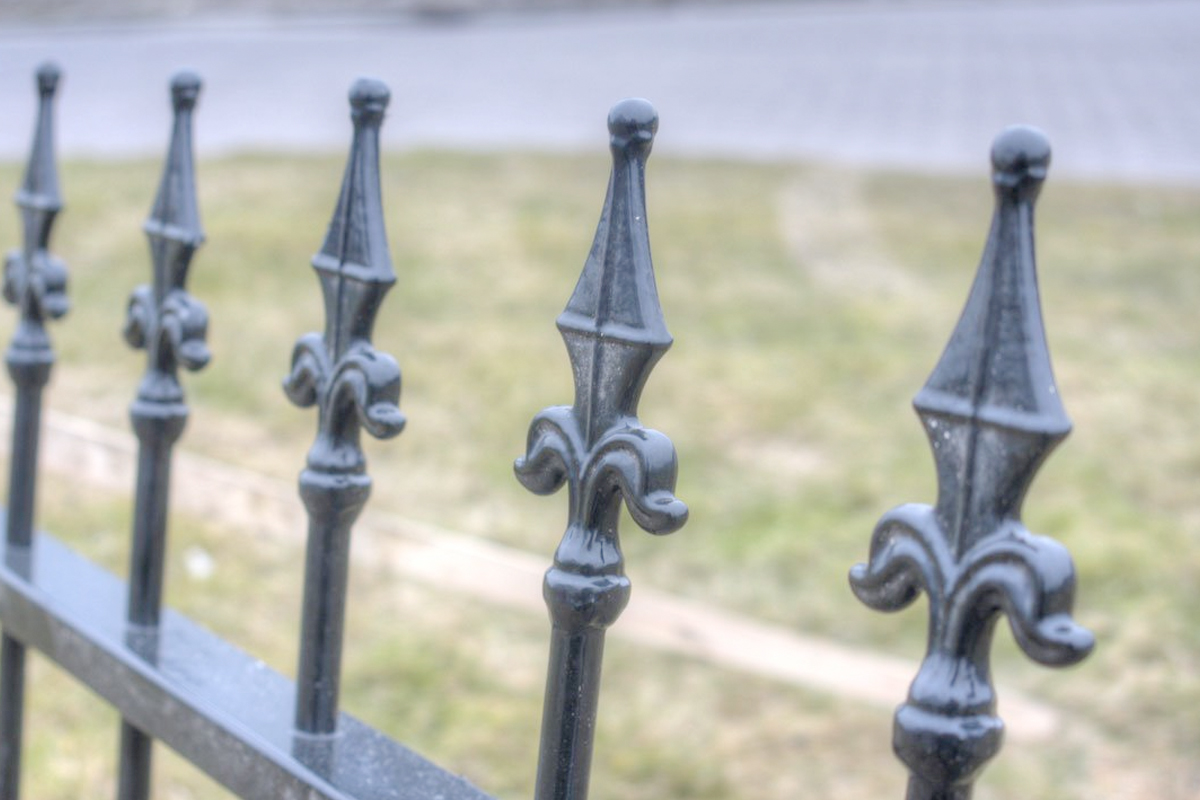 Geef je tuin een elegante uitstraling met een tuinhek met Franse lelie hekpunt