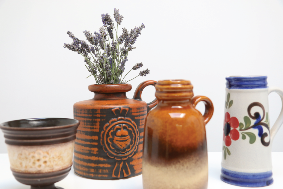 Landelijke Vintage Vazen: Tijdloze Bloemstukken voor Rustieke Interieurs