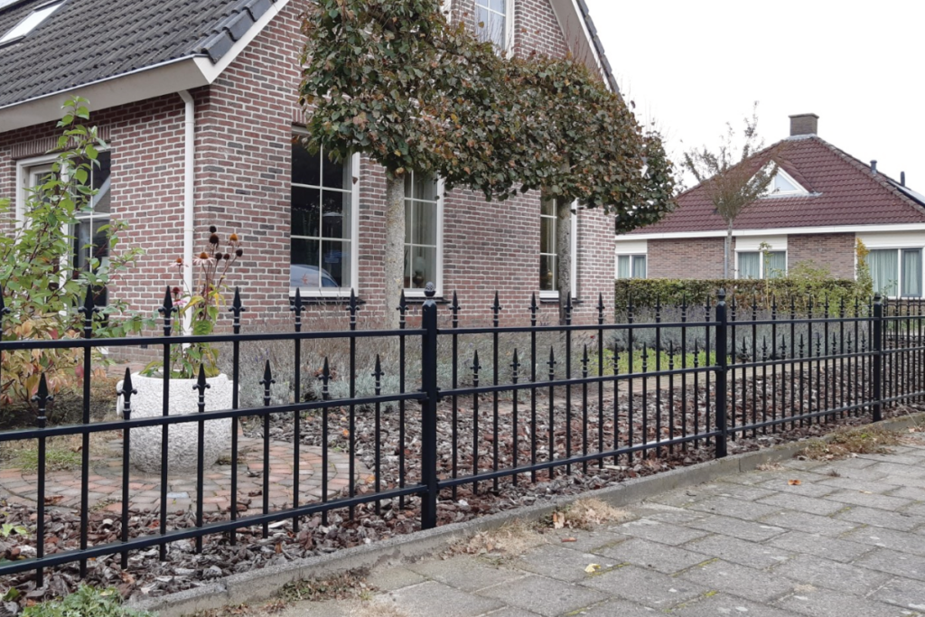 Tuinhek met speerpunten