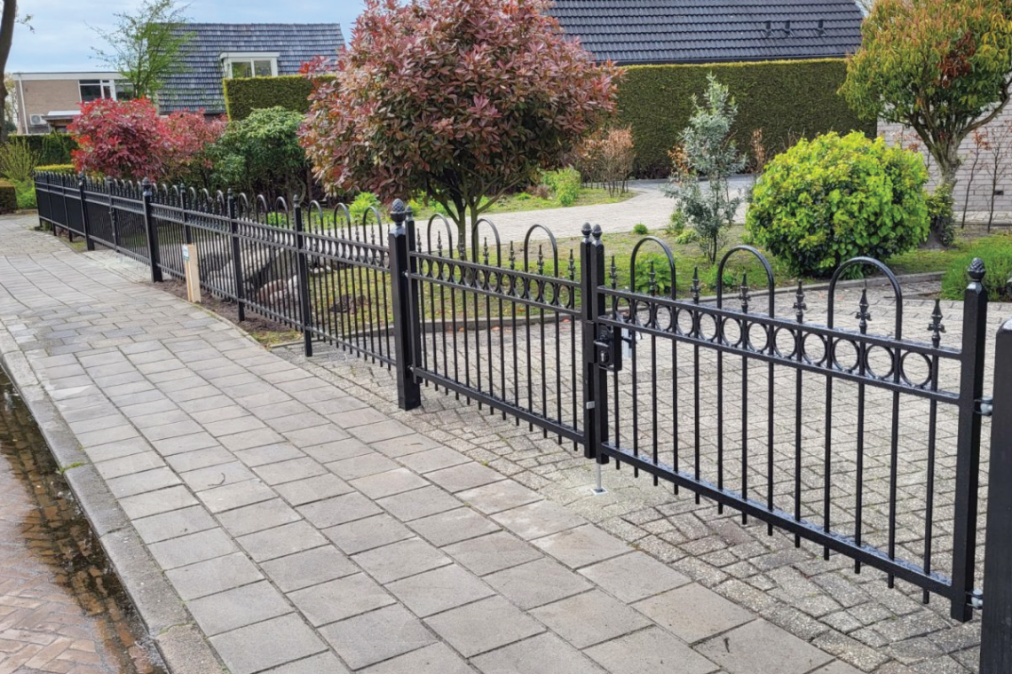 Tuinhek van metaal laten plaatsen