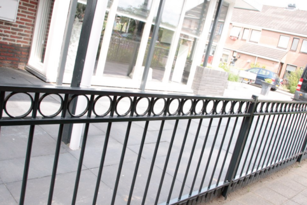 Tuinhek van metaal laten plaatsen