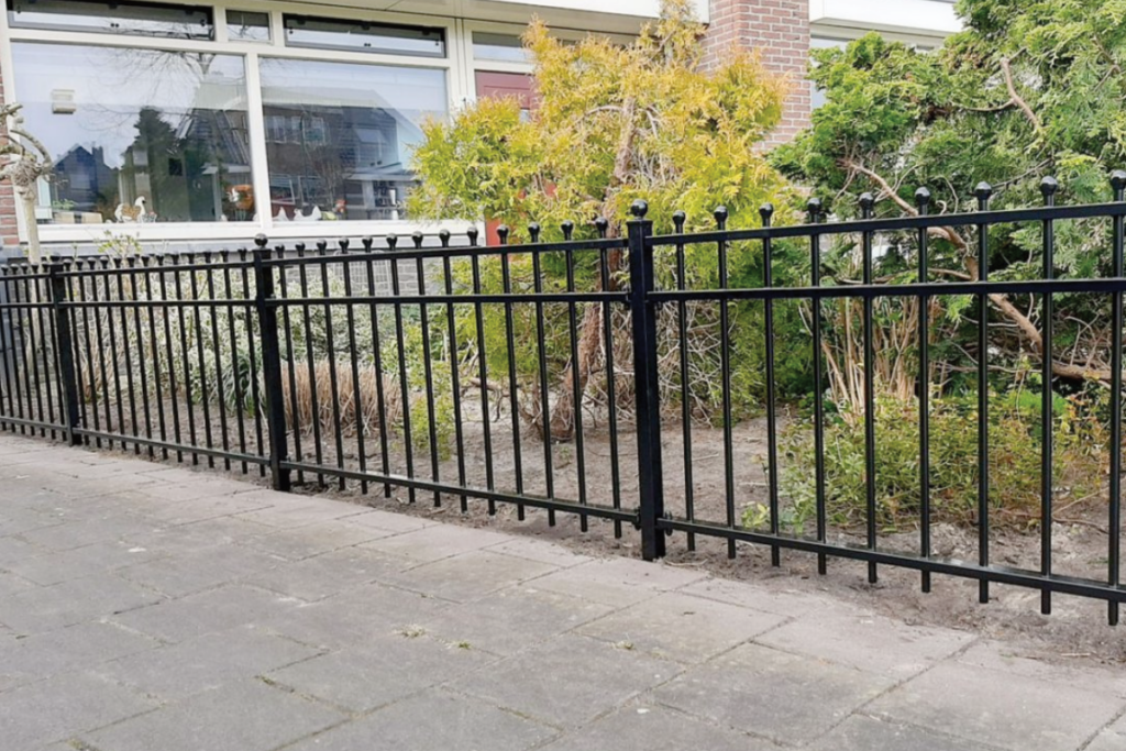 Tuinhek van metaal laten plaatsen