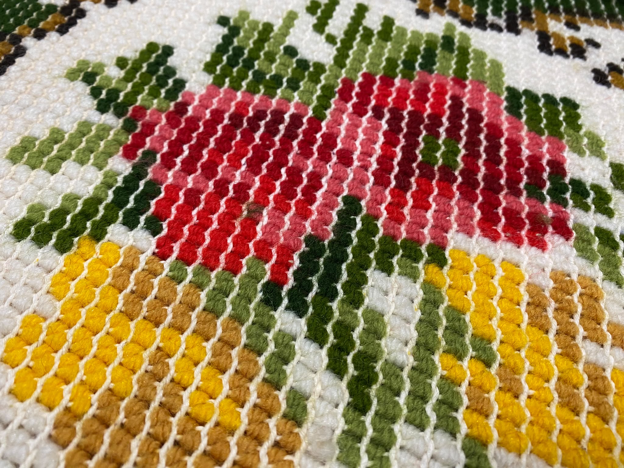Vintage wollen tafelkleed met bloemen