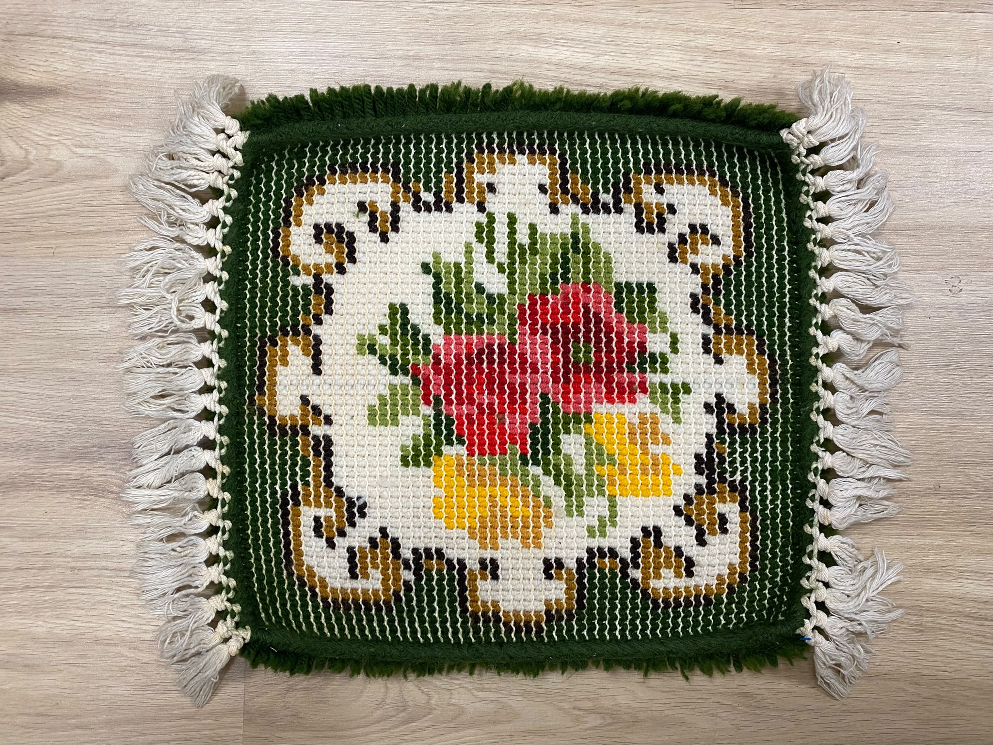 Vintage wollen tafelkleed met bloemen