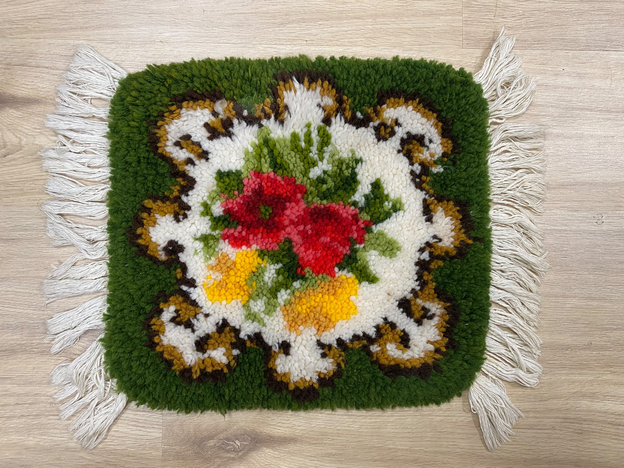 Vintage wollen tafelkleed met bloemen