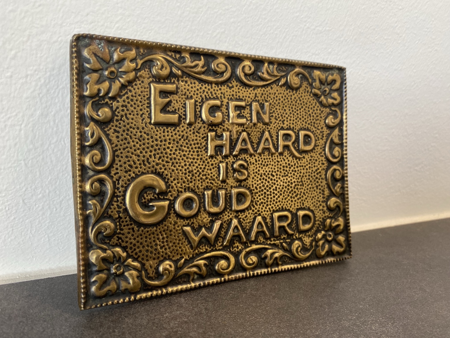 Wandbordje eigen haard is goud waard