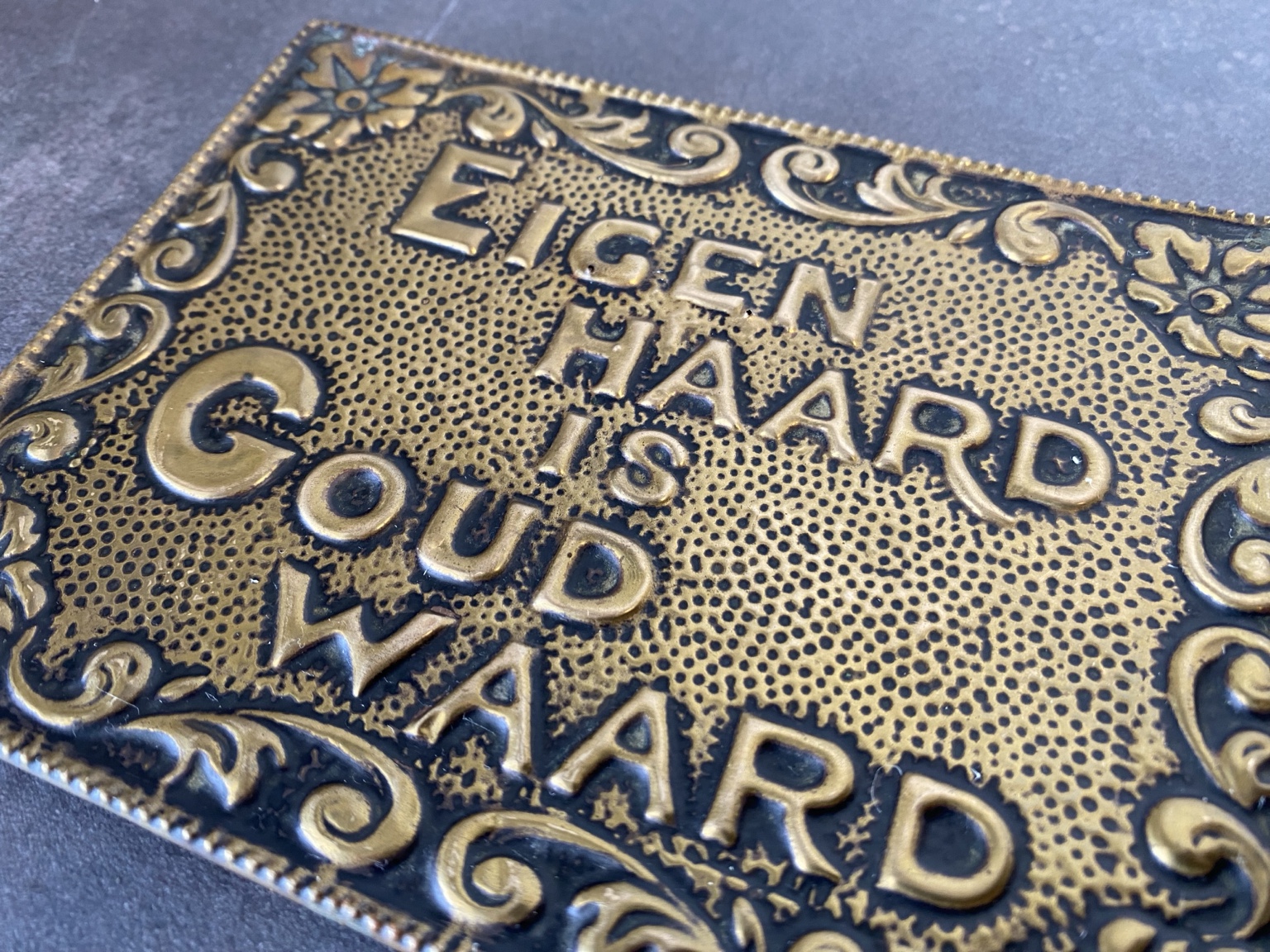Wandbordje eigen haard is goud waard