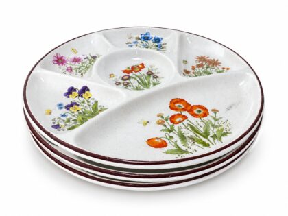 Vintage gourmetbord met vakken en veldbloemen 1