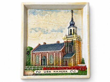 Vintage Hobra reliëf wandbordje Urk N.H. Kerk kleur 2